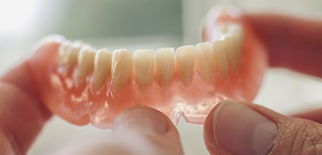 Uso de prótesis removibles en ausencia de dientes.