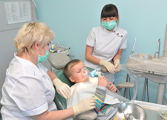 A veces, el procedimiento para el tratamiento de la caries es aconsejable realizar bajo anestesia con una incapacidad completa de la conciencia (especialmente en niños).