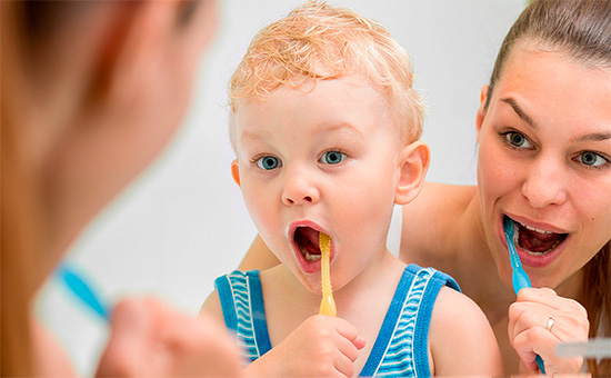 Este util să-i înveți pe un copil să-și perie dinții de la o vârstă fragedă, de exemplu, mai întâi într-un mod jucăuș.