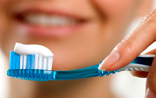Drömtolkningen av läkaren Evdokia förbinder att borsta tänderna med att bli av med problem och kampen för välbefinnande.
