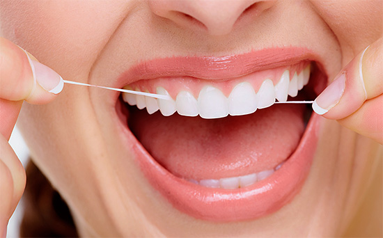 Η χρήση του οδοντικού νήματος σάς επιτρέπει να καθαρίζετε αποτελεσματικά τους μεσοδόντιους χώρους, όπου συσσωρεύονται συχνά θραύσματα τροφίμων και πλάκες.