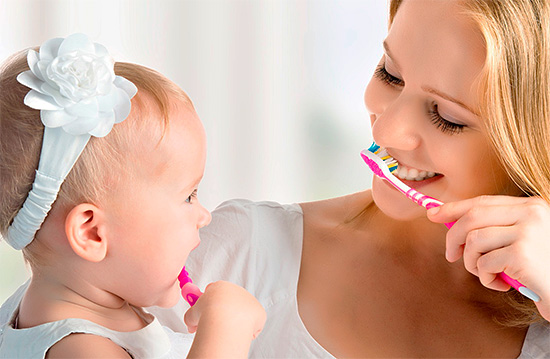 تعليم الأطفال لتنظيف أسنانهم مفيد في شكل لعبة ، دون إجبار هذا الإجراء المهم بالقوة.