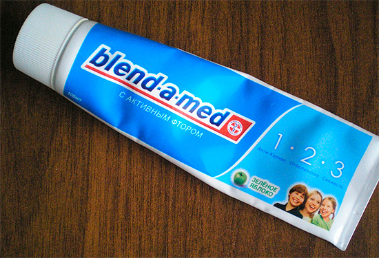 Zahnpasta Blend-a-med mit aktivem Fluorid