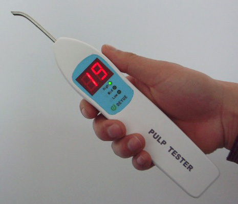Máy đo điện tử cho phép bạn chẩn đoán sâu răng bằng cách truyền một dòng điện nhỏ qua một chiếc răng trong khi đồng thời đánh giá cơn đau