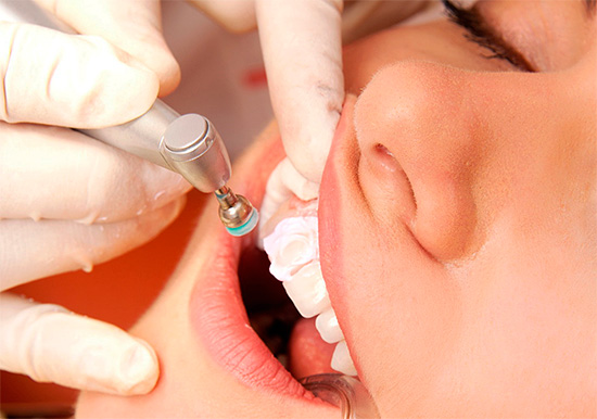 An important role in the treatment of carious enamel damage is remineralization therapy.