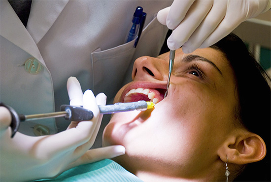 Bei der Anästhesie kann die Behandlung des Zahnes für den Patienten praktisch schmerzfrei sein.
