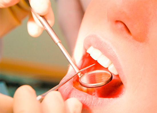 Independentemente da condição dos dentes, é importante visitar o dentista pelo menos uma vez a cada seis meses - isso permitirá detectar o problema no tempo com o seu desenvolvimento oculto.