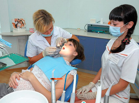 Puoi star sicuro che il dentista eseguirà tutte le manipolazioni durante il trattamento, tenendo conto della tua gravidanza.