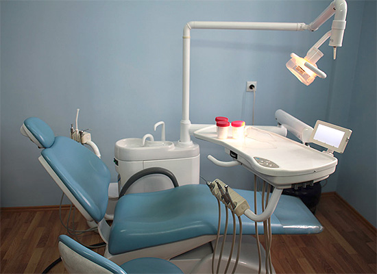 Nos últimos estágios da gravidez, é aconselhável ser colocado na cadeira do dentista ligeiramente de lado para reduzir a carga por parte do feto nos vasos.