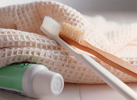 Se brosser les dents régulièrement est également important pendant la grossesse, même si la fatigue et la toxicose sont surmontées, car cette procédure joue un rôle crucial dans la prévention du développement de la carie.