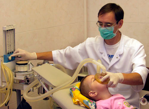 Dans certains cas, l'anesthésie peut être le seul moyen de guérir normalement les dents d'un enfant.