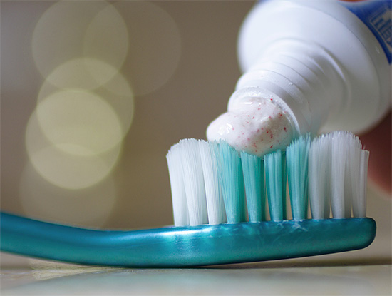 Une fascination excessive pour les dentifrices très abrasifs (blanchiment) peut entraîner un effacement accru de l’émail dans la région cervicale.