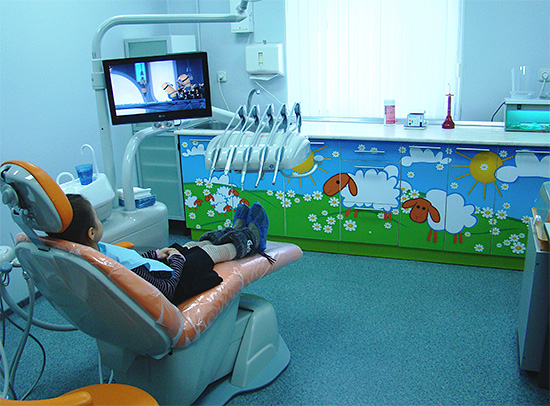 Algo como esto podría parecerse a un consultorio dental para niños en una clínica moderna.