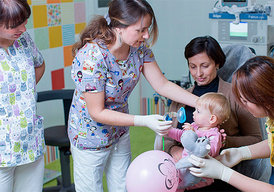 Los niños pequeños pueden ser tratados con anestesia general (bajo anestesia general).