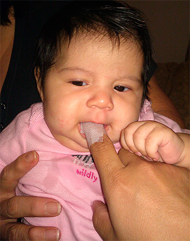 Los dientes de leche del bebé se deben cuidar desde una edad muy temprana, frotándolos suavemente con toallitas especiales.