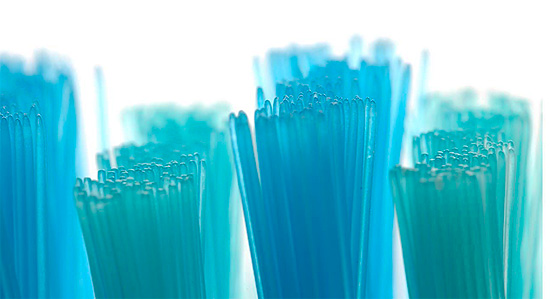 Cepillo de dientes de cerdas medio-duras para la mayoría de los adultos.