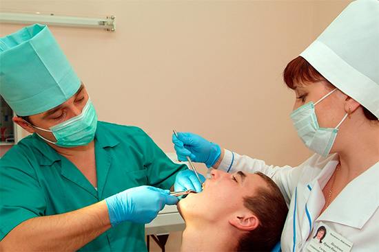 Molte persone in ogni modo ritardano la visita dal medico, temendo che la rimozione di un dente del giudizio sia molto dolorosa.