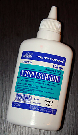 Para reducir el dolor en las encías y antiséptico se puede utilizar solución de clorhexidina.