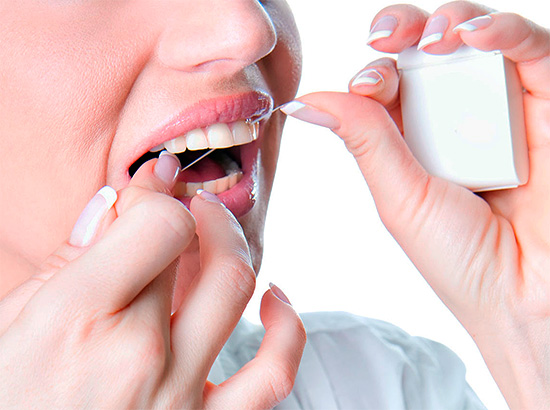 من المهم تنظيف أسنان الفرش المحمية بواسطة التيجان بحرص مثل غيرها ، مع إيلاء اهتمام خاص للمناطق القريبة من حافة اللثة.