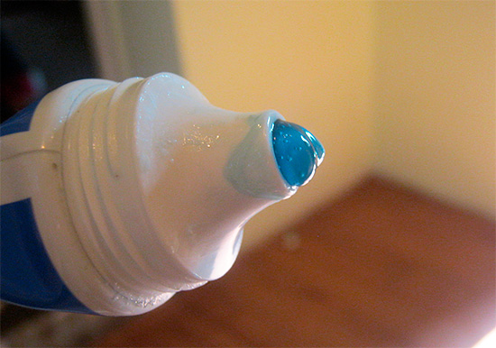 Màu sắc của các nội dung của ống thực sự trông giống như một gel màu xanh.