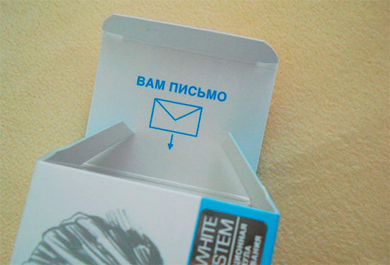 स्प्लट टूथपेस्ट के प्रत्येक बॉक्स में कंपनी के सीईओ, इव्गेनी डेमिन से एक पत्र है।