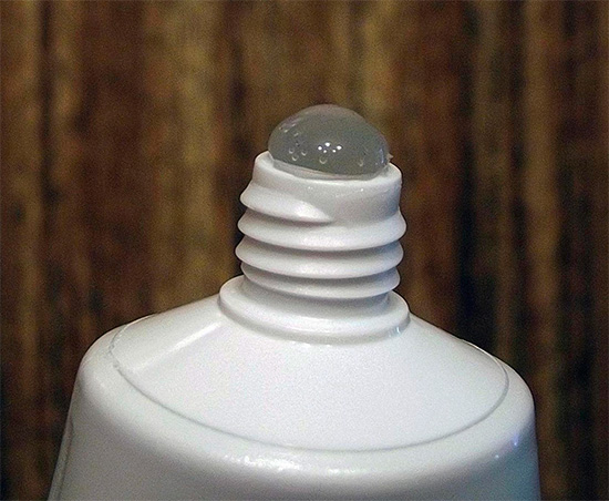 La foto mostra chiaramente che il dentifricio Asept Baby è un gel quasi trasparente.