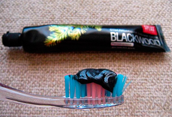 Pasta de dientes Splat Blackwood con carboncillo.