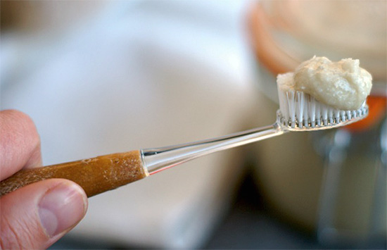 Con dientes sensibles, el blanqueamiento según Neumyvakin solo puede dañar aún más el estado del esmalte.