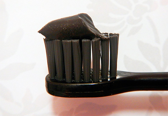 La composición de la crema dental Twin Lotus Active Charcoal incluye carbón, por lo que el producto tiene un color negro.