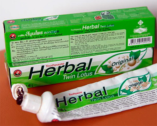 Las pastas tailandesas en los tubos se usan como de costumbre, se comprimen directamente sobre el cepillo de dientes (y es mejor usar una pequeña cantidad).