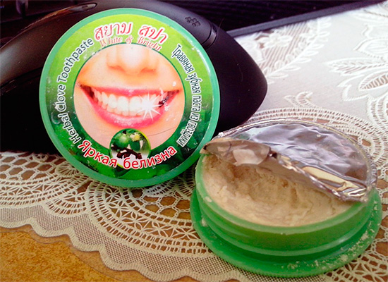 Un rasgo característico de muchas pastas de dientes que se venden en Tailandia, es empacarlas en pequeños frascos redondos.