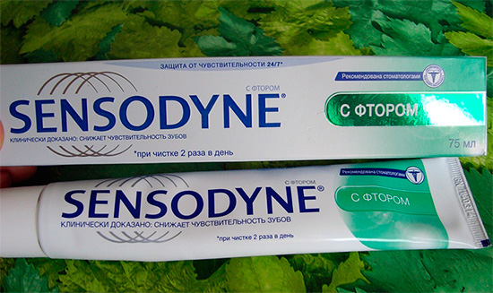 Los componentes activos de la pasta Sensodin con fluoruro son el fluoruro de sodio y el nitrato de potasio, que ayudan a reducir la sensibilidad de los dientes.