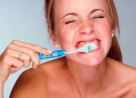 El uso de pastas dentales Sensodin en muchos casos realmente ayuda a eliminar la sensibilidad dolorosa de los dientes a la acción de diversos estímulos.