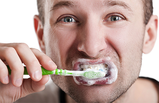 El uso de pastas de dientes blanqueadoras altamente abrasivas con esmalte sensible está contraindicado.