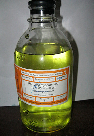 La foto muestra un ejemplo de una solución de furatsilina lista para usar.
