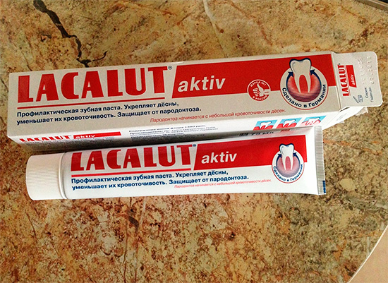 La foto muestra la pasta de dientes Lakalut Active como ejemplo.