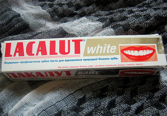 Y en esta foto se encuentra el envase de la crema dental Lacalut White.