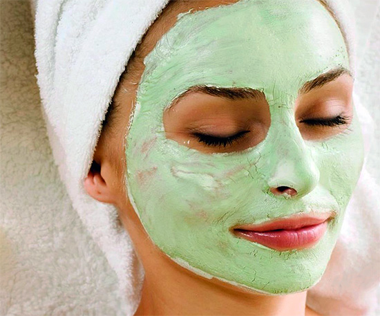 No se recomienda encarecidamente hacer máscaras en la cara de las pastas de dientes, ya que esto puede causar daños graves a la piel.