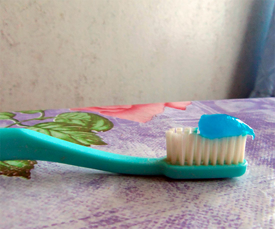 Y así se ve en un cepillo de dientes.