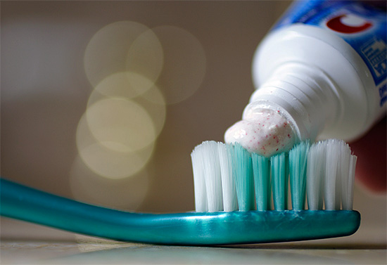La composición de las pastas dentales Cross no se centra en el uso de ingredientes naturales; en primer lugar, aplique los ingredientes que dan el resultado deseado, aunque a veces no sea el más cuidadoso.