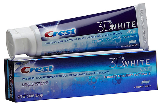 La foto muestra un ejemplo de pasta de dientes blanqueadora Crest de la serie 3D White.