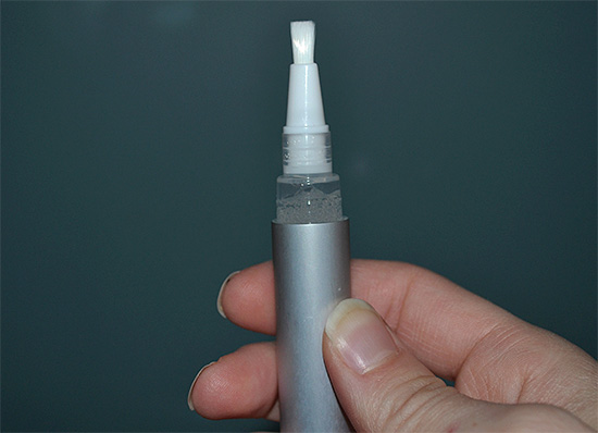 La foto muestra un ejemplo de un lápiz para blanquear los dientes.