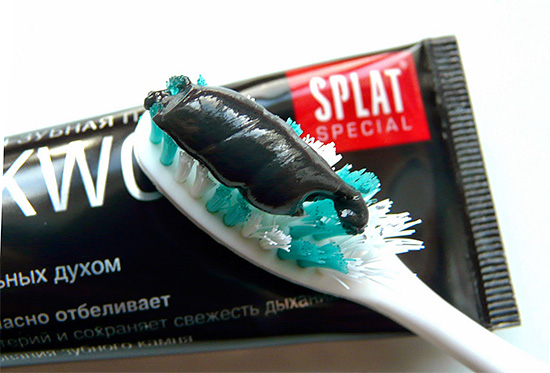 Un ejemplo de pasta dental blanqueadora que contiene carbón vegetal es Splat Blackwood.