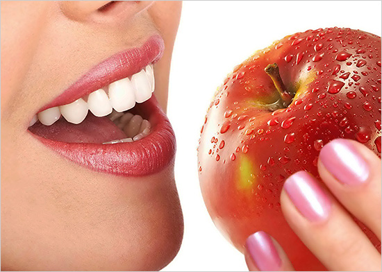 La presencia en la dieta de las manzanas contribuye a la blancura de una sonrisa.