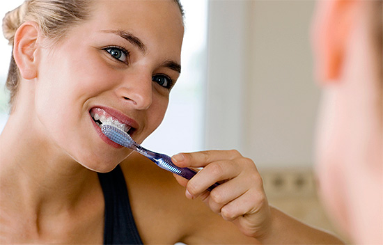 Uno de los métodos más populares para auto blanquear los dientes es el uso de pastas dentales blanqueadoras.