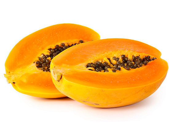 La enzima papaína se obtiene del fruto del árbol de melón Carica papaya.