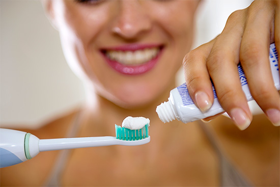 Las pastas dentales de carbonato de calcio se caracterizan por una mayor abrasividad y, por lo general, eliminan bastante bien la placa pigmentada de la superficie del esmalte.