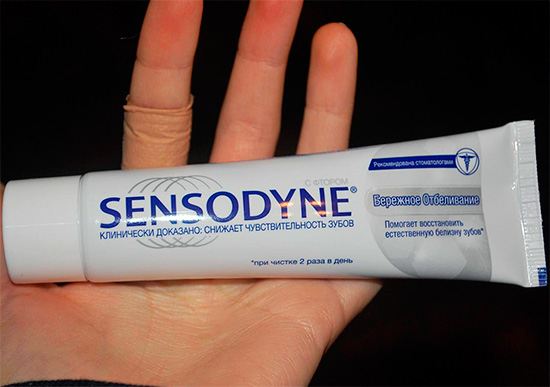La foto muestra una pasta para dientes sensibles - Sensodyne Gentle whitening.