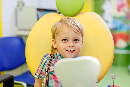 Un ortodoncista examina a un niño con mucho, no solo la mordedura y el estado de la cavidad bucal ...
