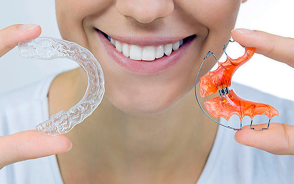 Los aparatos de ortodoncia removibles pueden ayudar a corregir tanto la picadura de la leche, como ya con la aparición de dientes permanentes.